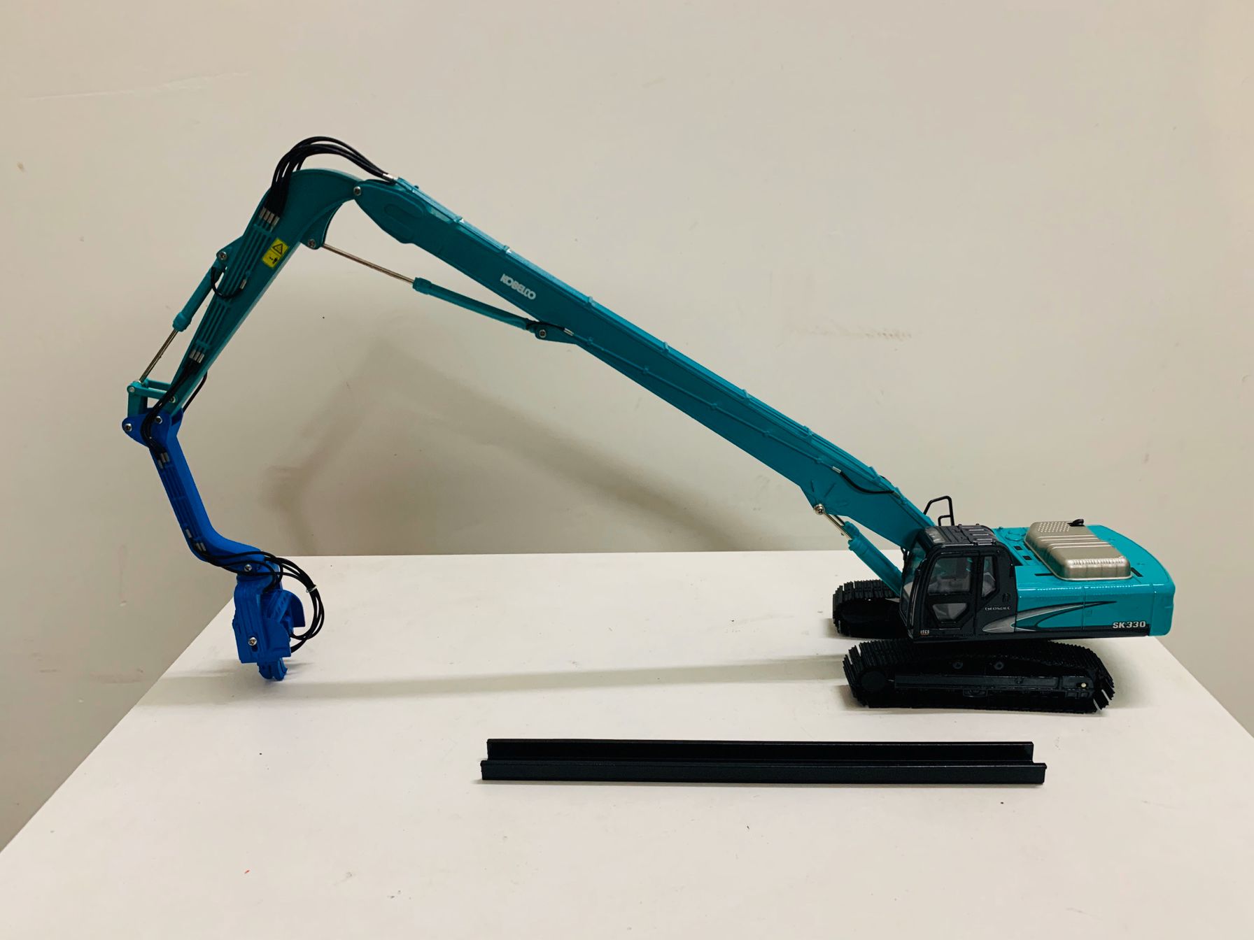 K0belco SK330 Pile Driver Exca - Model Kit Excavator ulasan dan harga